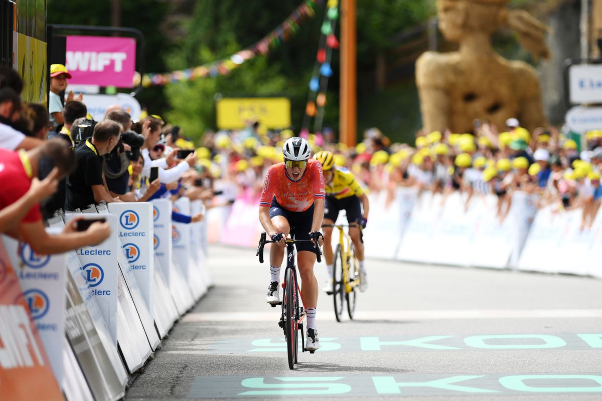 Demi Vollering wint ietsje in bergrit Tour de France Femmes, Belgische soleert naar dagzege