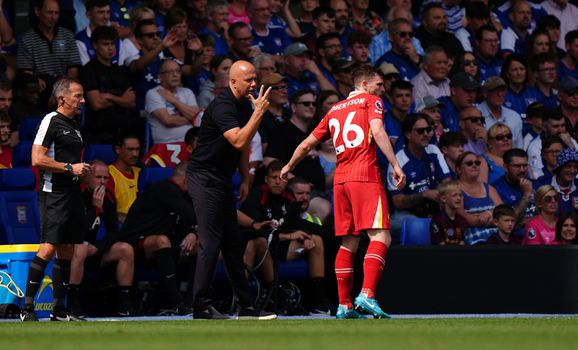 Arne Slot overleeft slechte eerste helft en dankt één man bij Ipswich Town-Liverpool