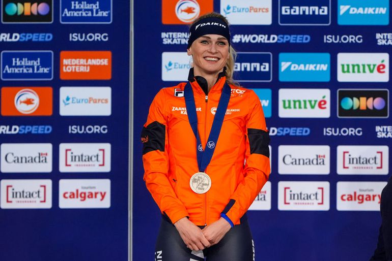 Ex-topschaatsster Irene Schouten gaat helemaal los tijdens dorpsfeest