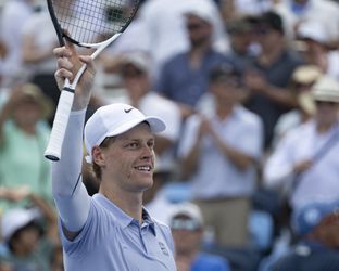 Toptennisser Jannik Sinner krijgt opvallend cadeau van tegenstander: 'Weet niet of dit goed is...'