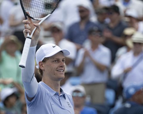 Toptennisser Jannik Sinner krijgt opvallend cadeau van tegenstander: 'Weet niet of dit goed is...'