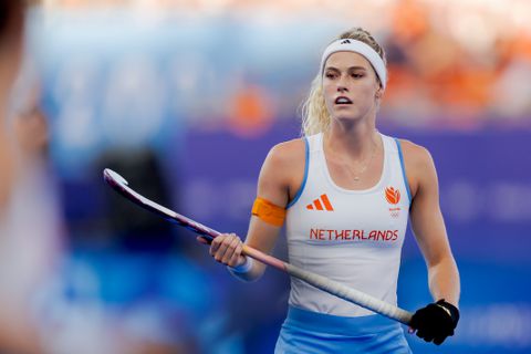 Sterspeelster Yibbi Jansen barst in tranen uit na bijzondere prijs op EK hockey