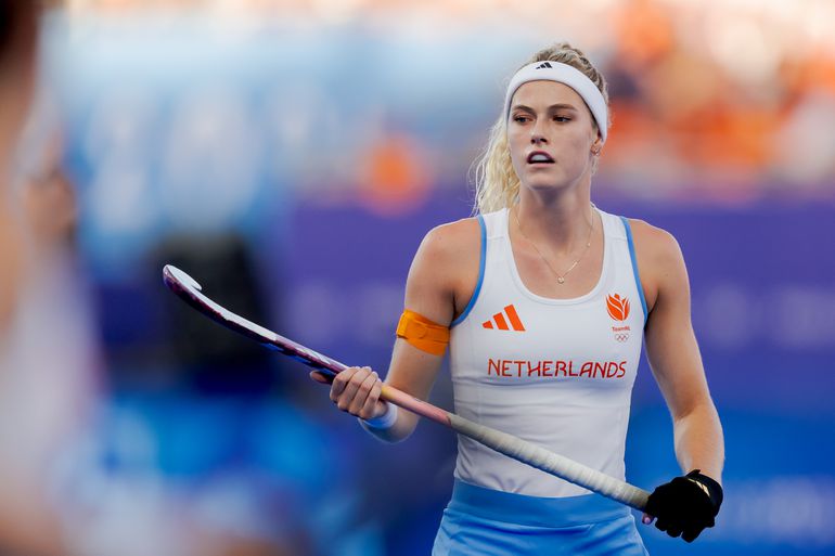 Sterspeelster Yibbi Jansen barst in tranen uit na bijzondere prijs op EK hockey