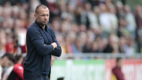 Ajax-trainer John Heitinga krijgt het zwaar te verduren: 'Dat wil je niet zien als trainer'