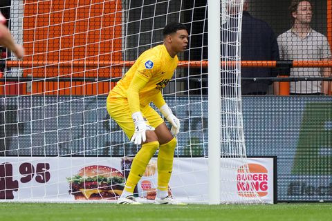 AZ verspeelt dure punten op bezoek bij promovendus door blunderende doelman