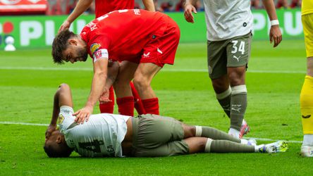 Robin Pröpper zoekt contact met gekwetste PSV-spits: 'Dat zag er niet goed uit'