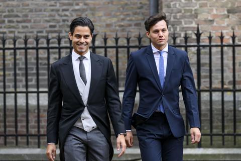 Nederlandse premier Rob Jetten trekt op WK hockey shirt van ander land aan: 'Hoeven we thuis niet te vechten'