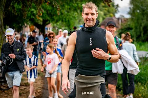 Helse tocht van zwemicoon Maarten van der Weijden (45) slaat enorm aan: magische grens al doorbroken