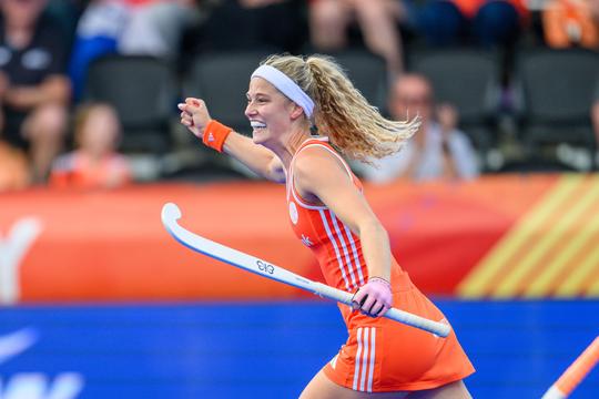 Nederlandse hockeysters zetten grote stap naar volgende ronde na zinderende wedstrijd op WK