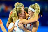 Yibbi Jansen knuffelt met Freeke Moes. De topscorer van de Olympische Spelen is genomineerd voor beste hockeyster van de wereld. ©Getty Images