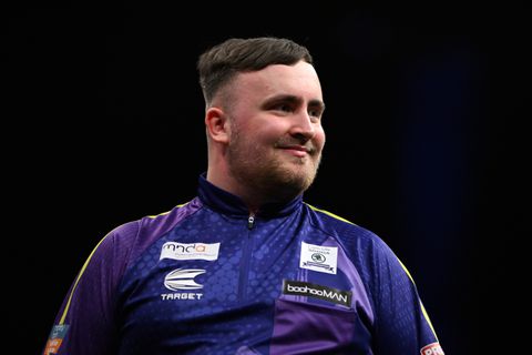 Dartsensatie doet het weer! Luke Littler wint negende PDC-titel dit seizoen