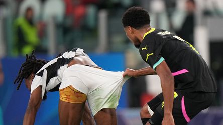 PSV'er trekt kleren van het lijf bij Juventus-speler en onthult zo opvallende onderbroek