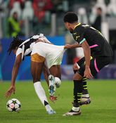 Malik Tillman kleedt Khephren Thuram bijna helemaal uit. © ANP