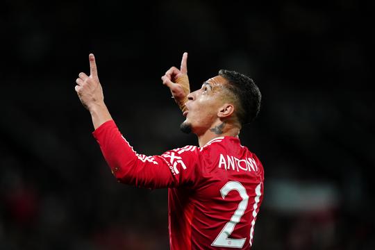 Antony beloont vertrouwen van Erik ten Hag: eerste basisplaats van het seizoen en meteen belangrijk voor Manchester United