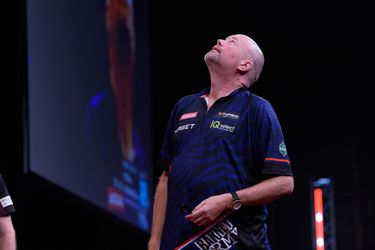 Raymond van Barneveld ondanks 'fantastische' pijlen meteen uitgeschakeld in 'WK-revanche'