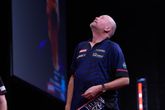 Raymond van Barneveld boekt nog weinig resultaat met zijn nieuwe pijlen. ©PDC Darts