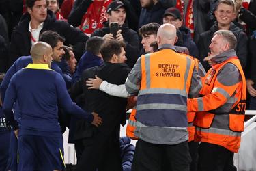Beveiliging Liverpool moet opvliegende trainer tegenhouden na ruzie in absurde slotfase