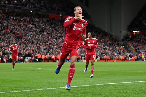 Oranje-captain Virgil van Dijk de grote held van Liverpool bij verjaardagsfeest Arne Slot in Champions League