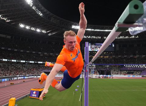 Nederlandse topatleet gaat de hele wereld over met opmerkelijke actie op WK atletiek: 'Dit heb ik nog nooit gezien'
