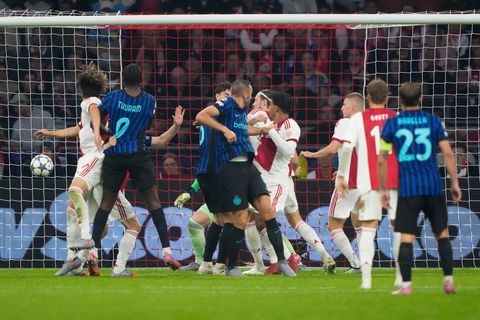 Hardleers Ajax volgt negatief voorbeeld PSV in Champions League met pijnlijke nederlaag
