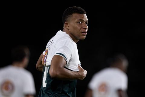 Stervoetballer Kylian Mbappé reageert op ophef na 'half' eerbetoon: 'Dat doet me veel pijn'