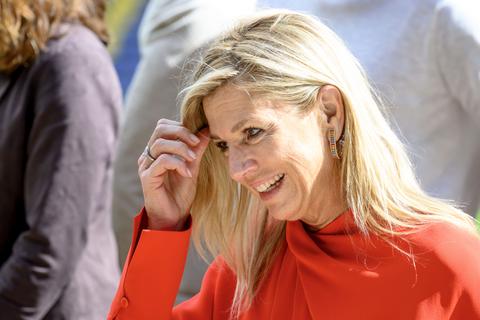 Emotioneel bezoek koningin Máxima aan voetbalclub NAC Breda vanwege overleden zus