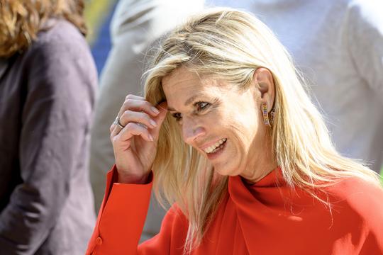 Emotioneel bezoek koningin Máxima aan voetbalclub NAC Breda vanwege overleden zus