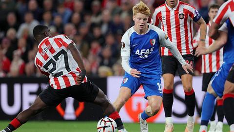 Britse media loven AZ'er Kees Smit (20) voor belangrijke Oranje-dag: 'Duidelijk waarom hij zoveel bewonderaars heeft'
