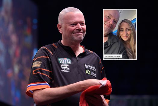 Raymond van Barneveld krijgt mooie verrassing: darter samen met vrouw Julia in de watten gelegd