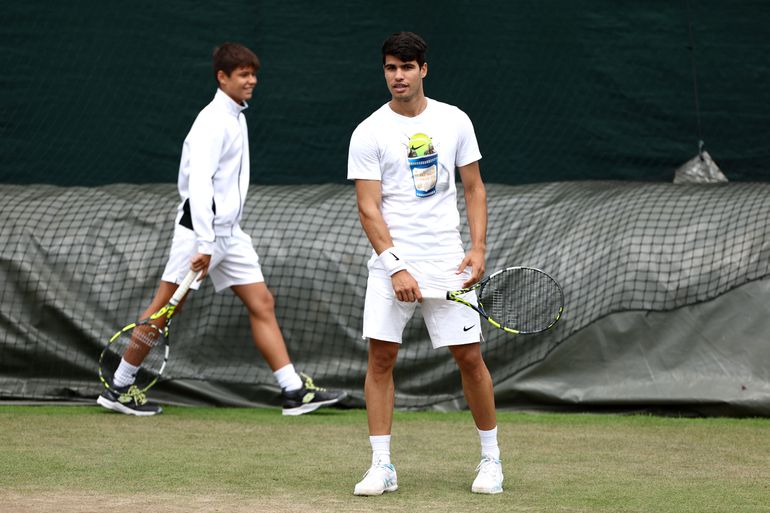 Toptennisser Carlos Alcaraz spreekt zorgen uit over zijn talentvolle broertje (13): 'Dat vind ik niet leuk'
