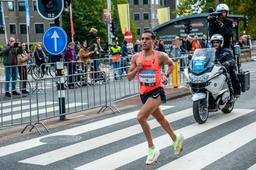 Marathonloper Khalid Choukoud balanceert op het randje van zijn kunnen: 'Dan geniet je niet hoor'