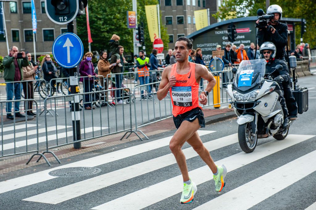 Marathonloper Khalid Choukoud balanceert op het randje van zijn kunnen: 'Dan geniet je niet hoor'