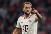 Harry Kane loopt bij Bayern met een nieuw logo op zijn borst. © Getty Images