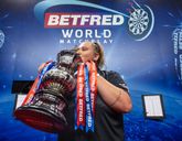 Beau Greaves met de beker van de Women's World Matchplay. © Getty Images