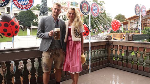 Oranje-international lijkt relatiecrisis te bevestigen en verwijdert trouwfoto's