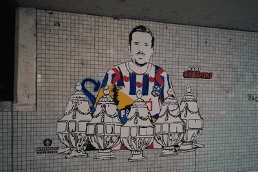 Deze bekerhelden hebben nu hun eigen muurschildering:  ‘Dat blauw en witte knalt er echt uit’