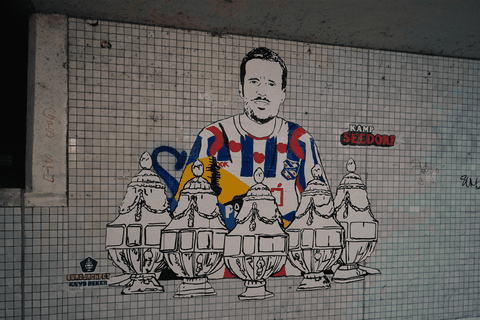 Deze bekerhelden hebben nu hun eigen muurschildering:  ‘Dat blauw en witte knalt er echt uit’