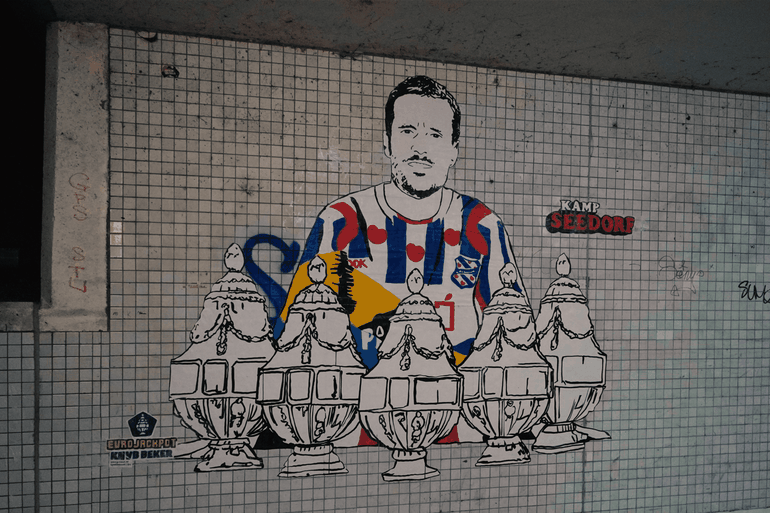 Deze bekerhelden hebben nu hun eigen muurschildering:  ‘Dat blauw en witte knalt er echt uit’