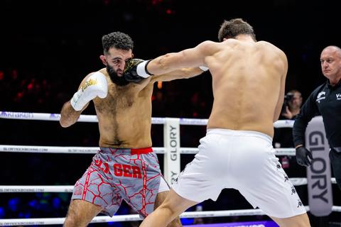 Fenomenaal gevecht bij Glory 110: underdog stuurt Rotterdamse favoriet drie keer naar het canvas