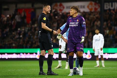 Ronald Koeman Jr. haalt fel uit na discutabel penaltymoment tegen Feyenoord: 'Het is weer Jeroen Manschot'