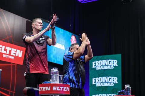 Topdarters Jermaine Wattimena en Jimmy van Schie zorgen voor groot feest tijdens walk-ons bij Dutch Darts Championship