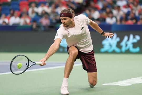 Toptennisser Alexander Zverev beleeft pijnlijk moment in Shanghai