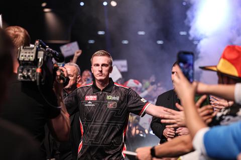 Topdarter Wessel Nijman knokt zich na moeizame start knap terug tegen Zweedse 'landgenoot' op Euro Tour