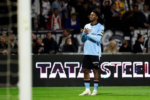Live Eredivisie | Feyenoord beleeft probleemloze avond, PSV dreigt verder achterop koploper te raken