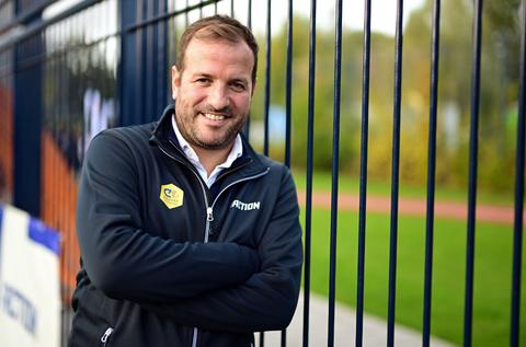 Voetbalicoon Rafael van der Vaart deelt tik uit aan broertjes De Boer bij sportief uitstapje in Amsterdam