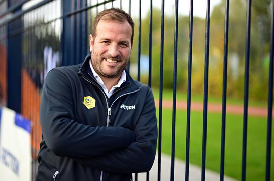 Voetbalicoon Rafael van der Vaart deelt tik uit aan broertjes De Boer bij sportief uitstapje in Amsterdam