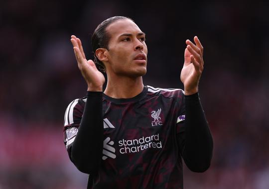 Virgil van Dijk boekt met Liverpool zwaarbevochten zege in bijzonder jubileumduel
