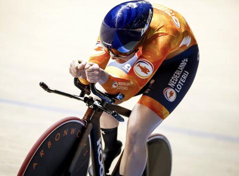 Baanwielrenster Hetty van de Wouw verliest wereldtitel op de kilometertijdrit, Nederlandse verrassing pakt brons