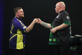 Luke Littler en Martin Lukeman voorafgaand aan de finale van de Grand Slam of Darts © PDC Darts