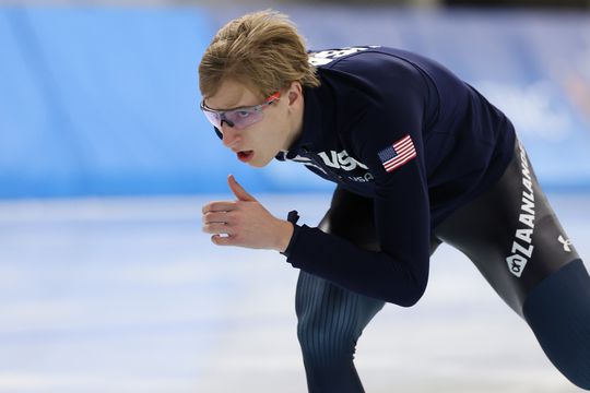 Jordan Stolz deelt nieuwe dreun uit aan Nederlandse schaatsers met messcherp record